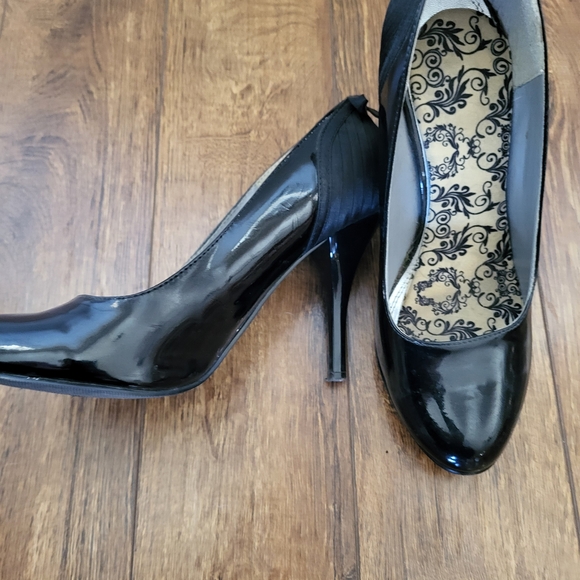 le chateau Shoes - le chateau Black Patent High Heel Pumps